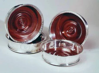 Weinuntersetzer, Satz von vier, George IV, hergestellt von Eley & Fearn, 1823